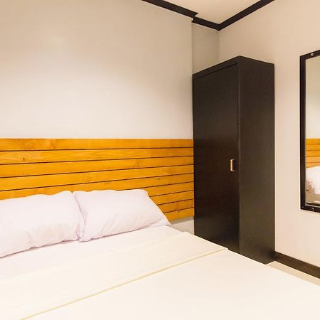 Mahogany Tourist Inn Баколод Екстер'єр фото